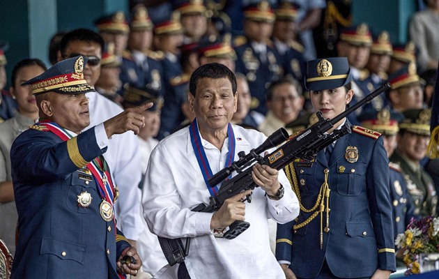 Filipínský prezident Rodrigo Duterte za poruení zákazu vycházení hrozí...