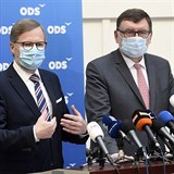 Zleva předseda ODS Petr Fiala a šéf poslanců Zbyněk Stanjura vystoupili 7....