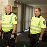 Strnci Ji Latovka a Ivan Fry z Obvodnho editelstv Mstsk policie...
