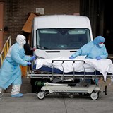 Zdravotníci vyvážejí tělo oběti koronaviru z nemocnice, tamní márnice je totiž...