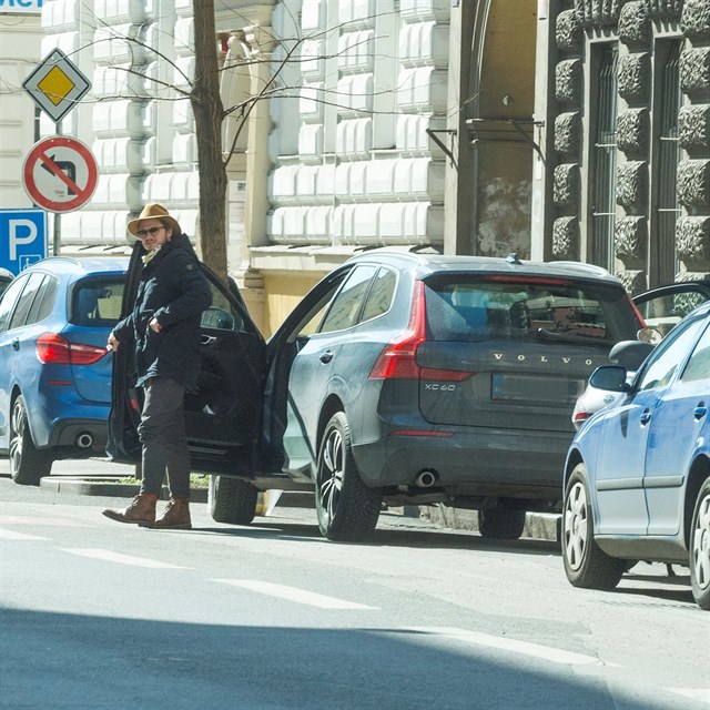 Kdy Ondra vystupoval z auta, rouku ml sundanou. I Ta si ji nasazovala a...