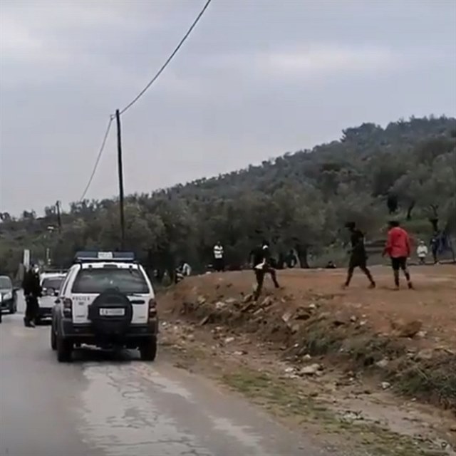 Migranti na ostrov Lesbos pr policisty naschvl ohrouj a kalou na n.