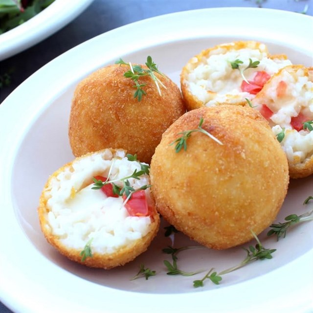 Ri mete zuitkovat tak v italskm receptu na arancini s mozzarellou.