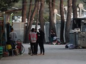 Migranti v uprchlickém táboe Ritsonas.