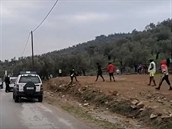 Migranti na ostrov Lesbos prý policisty naschvál ohroují a kalou na n.