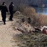 Policist byli pivolni k opalujcm se nudistm. Ti si museli nasadit rouky