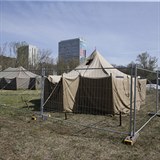 Hned vedle stanového městečka pro bezdemovce byl zřízen druhý „tábor“, který je...