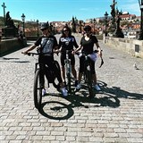 Vlaďka Erbová s kamarádkami na výletě po Praze. Na kolech třeba přejely Karlův...