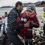 Řecká vláda se rozhodla tvrdě trestat migranty připlouvající na člunech....