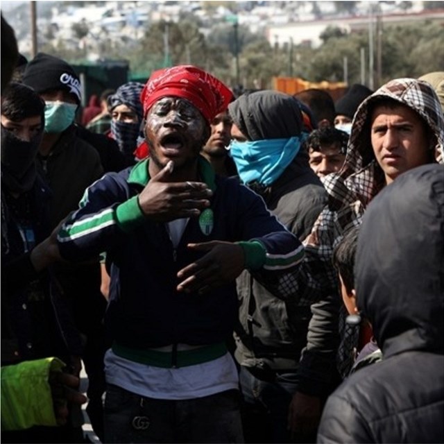 Tisíc migrantů z ostrova Lesbos bude přesunuto do hotelů na pevnině, oznámila...
