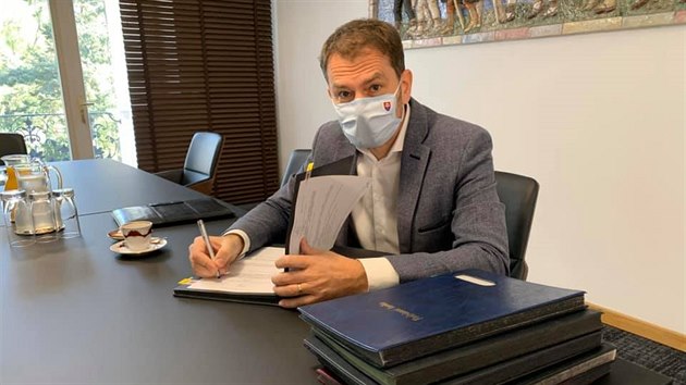 Slovenský premiér Igor Matovi to kvli okování a eení pandemie schytává ze vech stran.