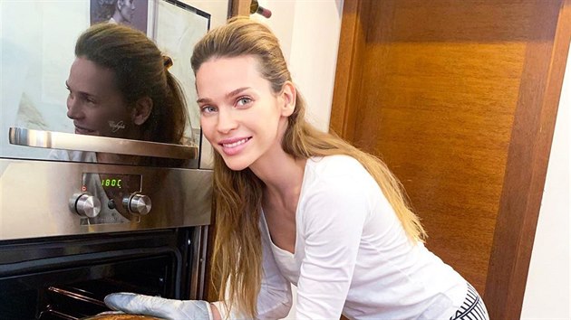 Z Andrey se b�hem karantény podle fotek stala hospody�ka jedna báse�.