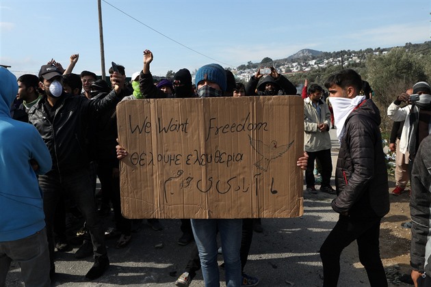 Migranti ijí v táboe Moria na ostrov Lesbos v dsivých podmínkách. Mezi nimi...