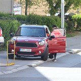 Kateina Kaira Hrachovcov zaparkovala sv auto na chodnku a la nakupovat....