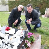 Josef Rychtář ani letos nezapomněl uctít památku své zesnulé manželky Ivety...