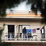 V řeckém hotelu, kde je ubytováno 450 migrantů, se nezadržitelně šíří...