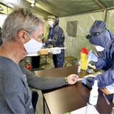 O testy na koronavirus byl v Praze i ostatních městech velkých zájem.
