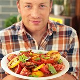 Italský salát panzanella si oblíbil i Jamie Oliver.