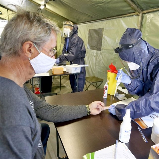 O testy na koronavirus je obrovsk zjem a testovac laboratoe jedou naplno.