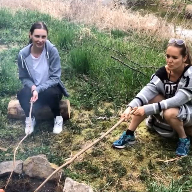 Lucka si uv pohodu na chat s kamardkou a bez rouky.