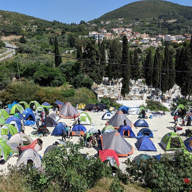 Stovka migrant skonila bez stechy nad hlavou.