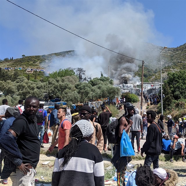 Mezi migranty na ostrově Vathy dochází k násilným střetům.
