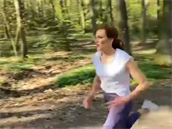Gabriela Koukalová trénuje v lese.