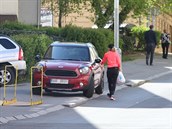 Kateina Kaira Hrachovcová zaparkovala své auto na chodníku a la nakupovat....
