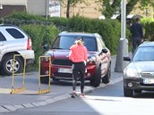 Kateina Kaira Hrachovcová zaparkovala své auto na chodníku a la nakupovat....
