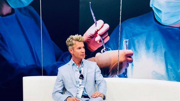 �eský Ken si sám zalo�il vlastní kliniku plastické chirurgie Can clinic.