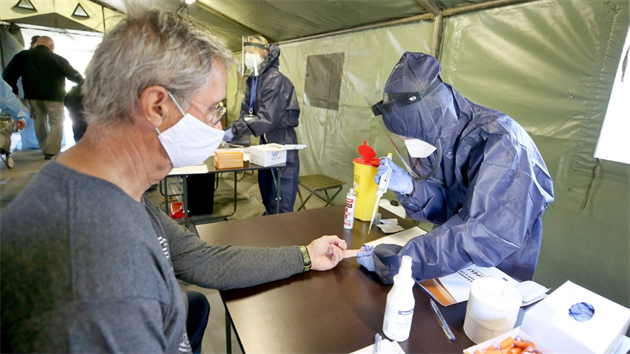 O testy na koronavirus byl v Praze i ostatních mstech velkých zájem.