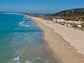 Na jihu Španělska prolili pláž dezinfekcí, což se u odborníků ani veřejnosti...