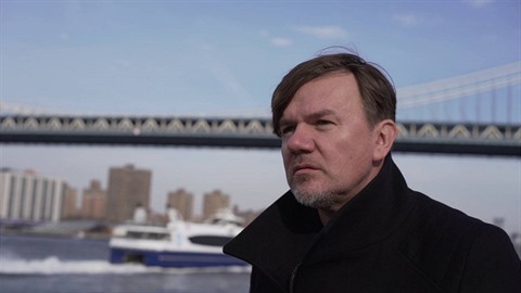 Zadumaný Michal Hrza pi natáení videoklipu v New Yorku.