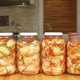 Korejské kimchi si bez větších obtíží můžete vyrobit i doma.