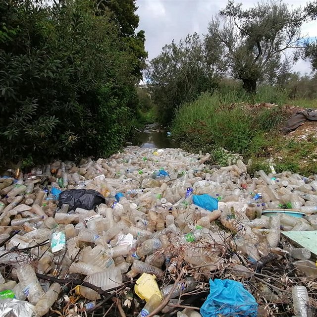 Ponien kostel a skldka v potoce. I tak dnes vypad eck ostrov Lesbos.