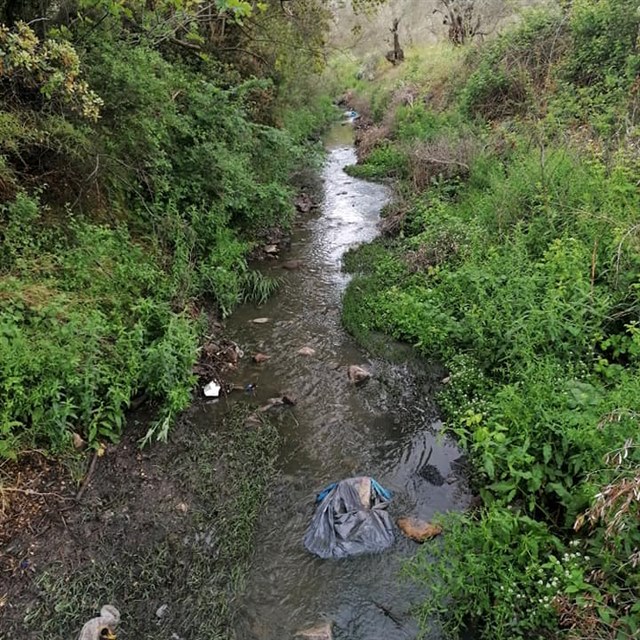 Ponien kostel a skldka v potoce. I tak dnes vypad eck ostrov Lesbos.