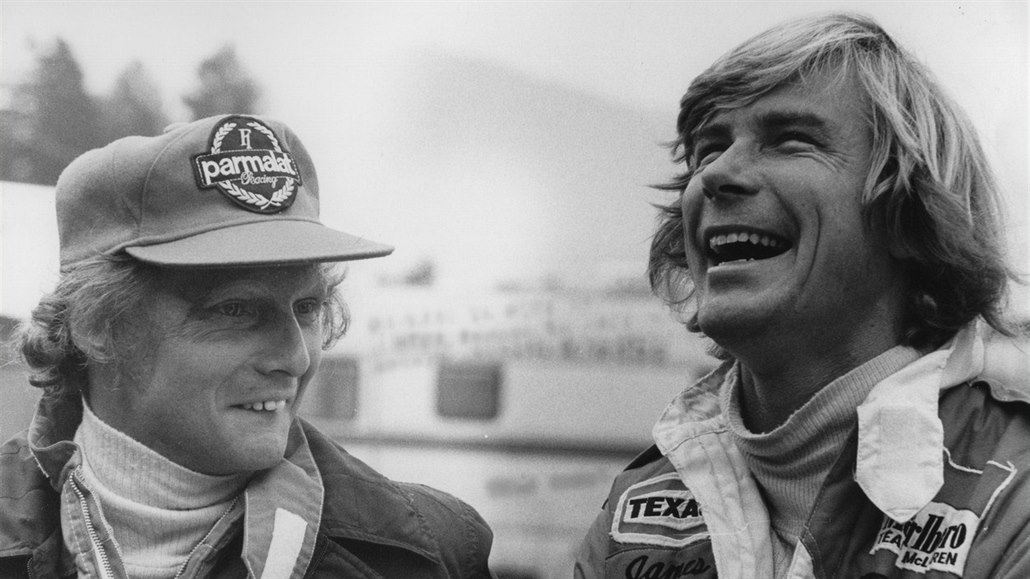 Niki Lauda a James Hunt se v roce 1976 přetahovali o vítězství. Jinak to ale...
