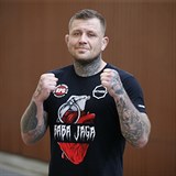 MMA zpasnk Vclav Mikulek tou po zpase s Karlosem Vmolou.