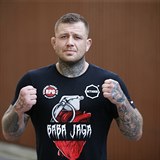 MMA zpasnk Vclav Mikulek tou po zpase s Karlosem Vmolou.