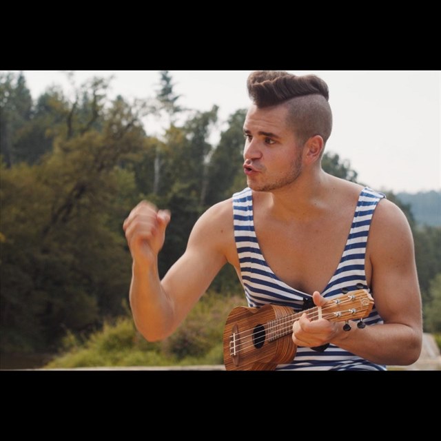 Tomy First m� osobit� styl a nep�ehl�dnuteln� ��es.