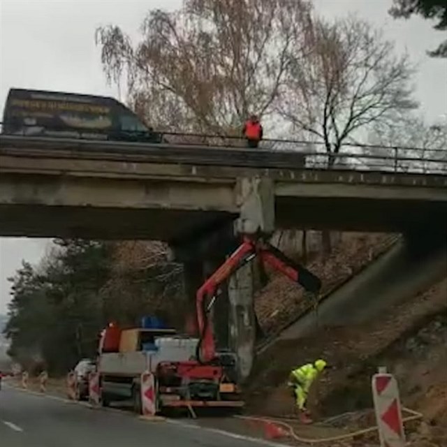 Nedaleko od pechodu na D4 se bude rekonstruovat tak most.