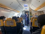 Letadlo spolenosti Ryanair bylo plné. O povolení dojít si na toaletu ovem...