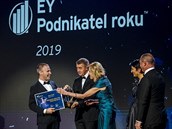 Oliver Dlouhý pebírá cenu Podnikatel roku od premiéra Andreje Babie.