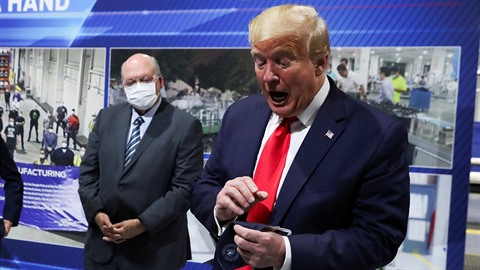 Donald Trump si na setkání s novinái masku sundal.