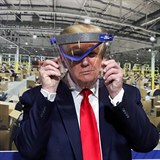 Donald Trump se dv pes masku.