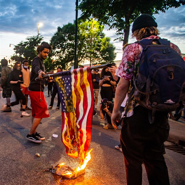 Protesty v USA se zanaj vymykat kontrole, politici u mluv o monosti...