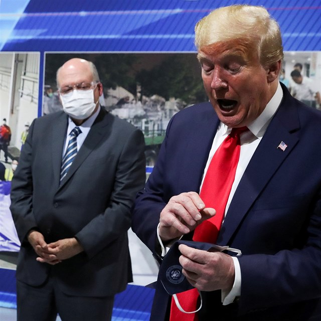 Donald Trump si na setkn s novini masku sundal.