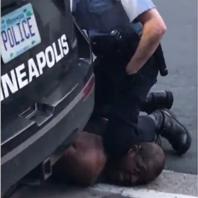 Policista několik minut klečel na krku zadrženého muže. Ten pak zemřel.