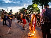 Protesty v USA se zaínají vymykat kontrole, politici u mluví o monosti...