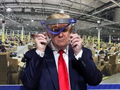 Donald Trump se dívá pes masku.
